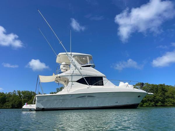 Silverton 38 Convertible 2007 Silverton 38 Convertible yacht on calm water under blue sky.