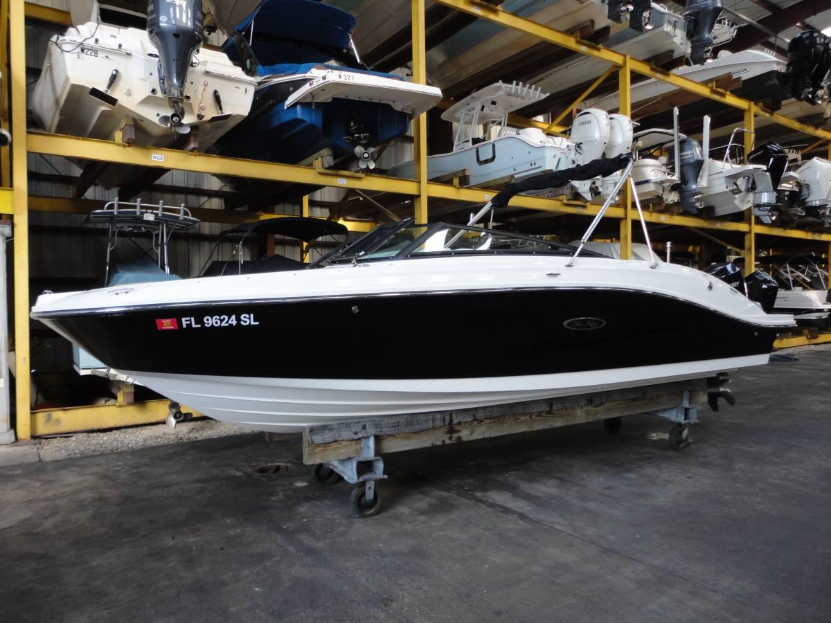 2019 Sea Ray SPX 230 Outboard