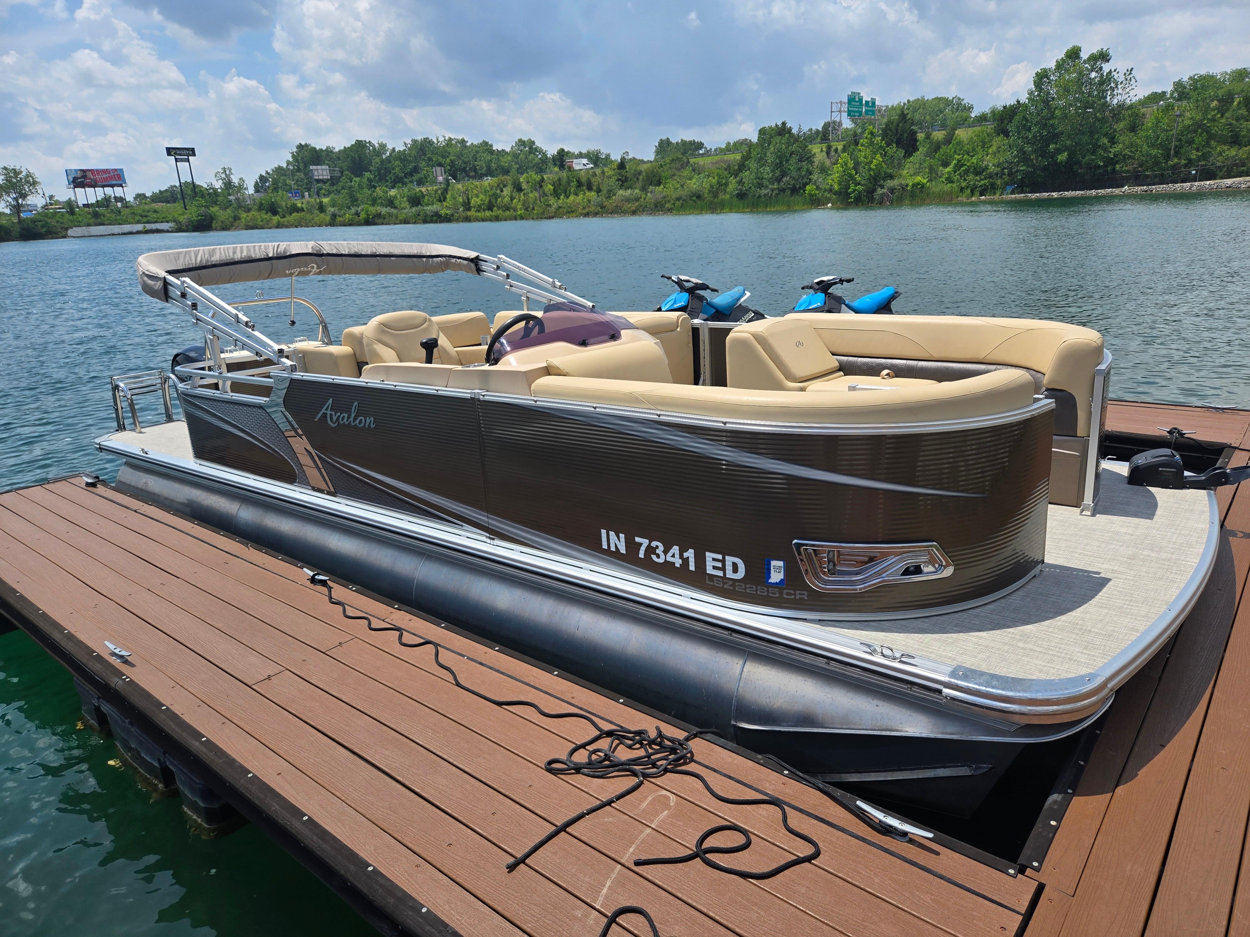 Avalon LSZ Cruise II - 22' 2020 Avalon LSZ Cruise II pontoon boat docked on a sunny day.
