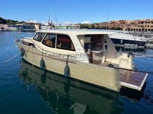 Greenline 33 Hybrid 2011 Greenline 33 Hybrid yacht docked in a marina, featuring sleek design and spacious deck.