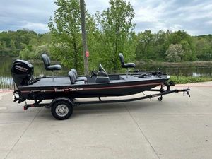 Tracker Bass Tracker Classic XL 2025 Tracker Bass Tracker Classic XL boat on trailer, parked near a scenic lake.