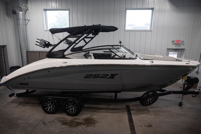 2025 Yamaha Boats 252XE
