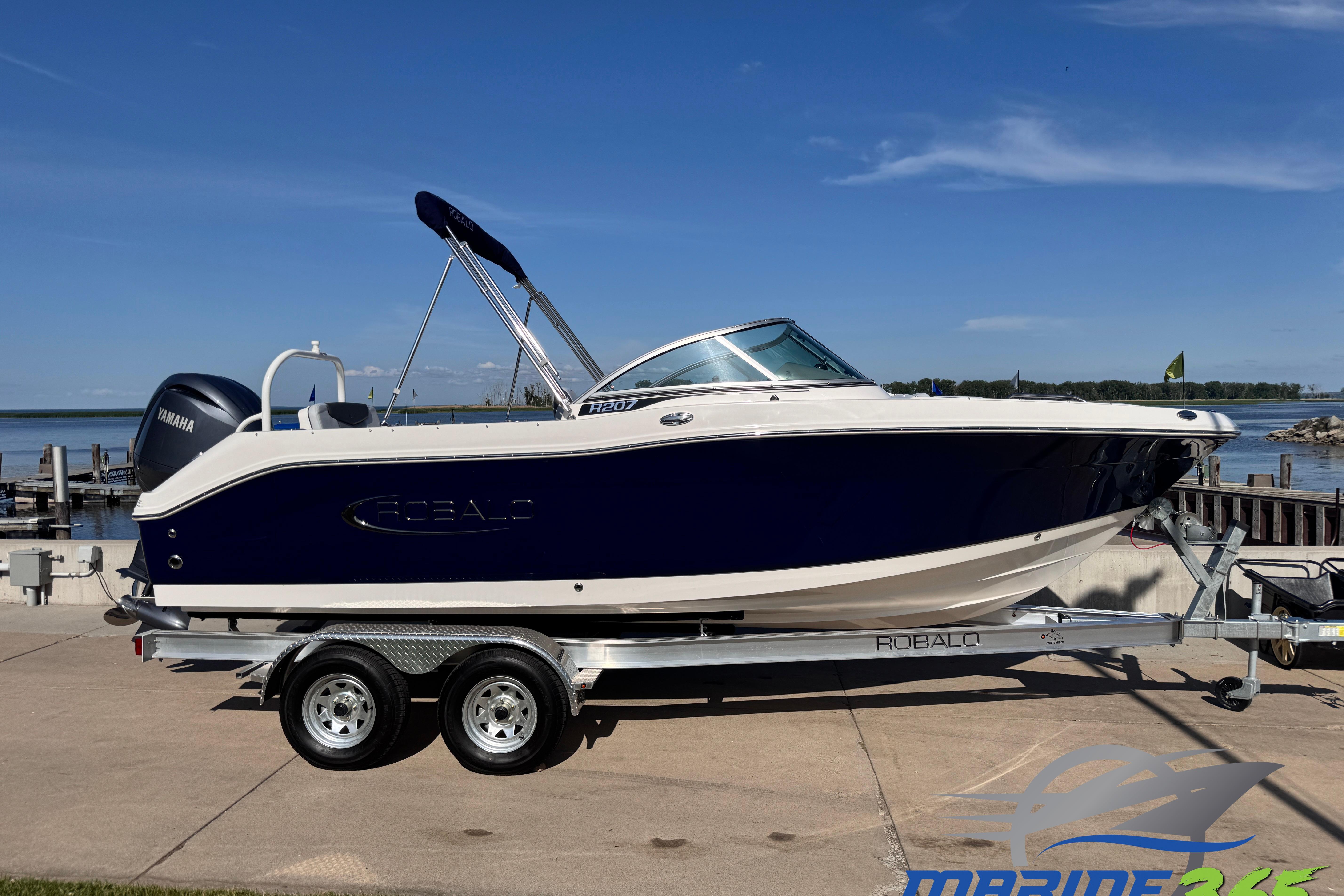 2025 Robalo R207 Dual Console