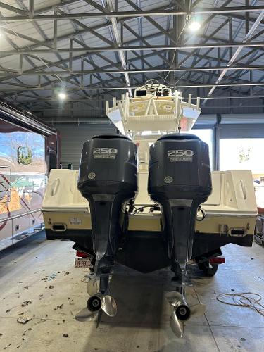 2010 Regulator 29 Forward Seating
