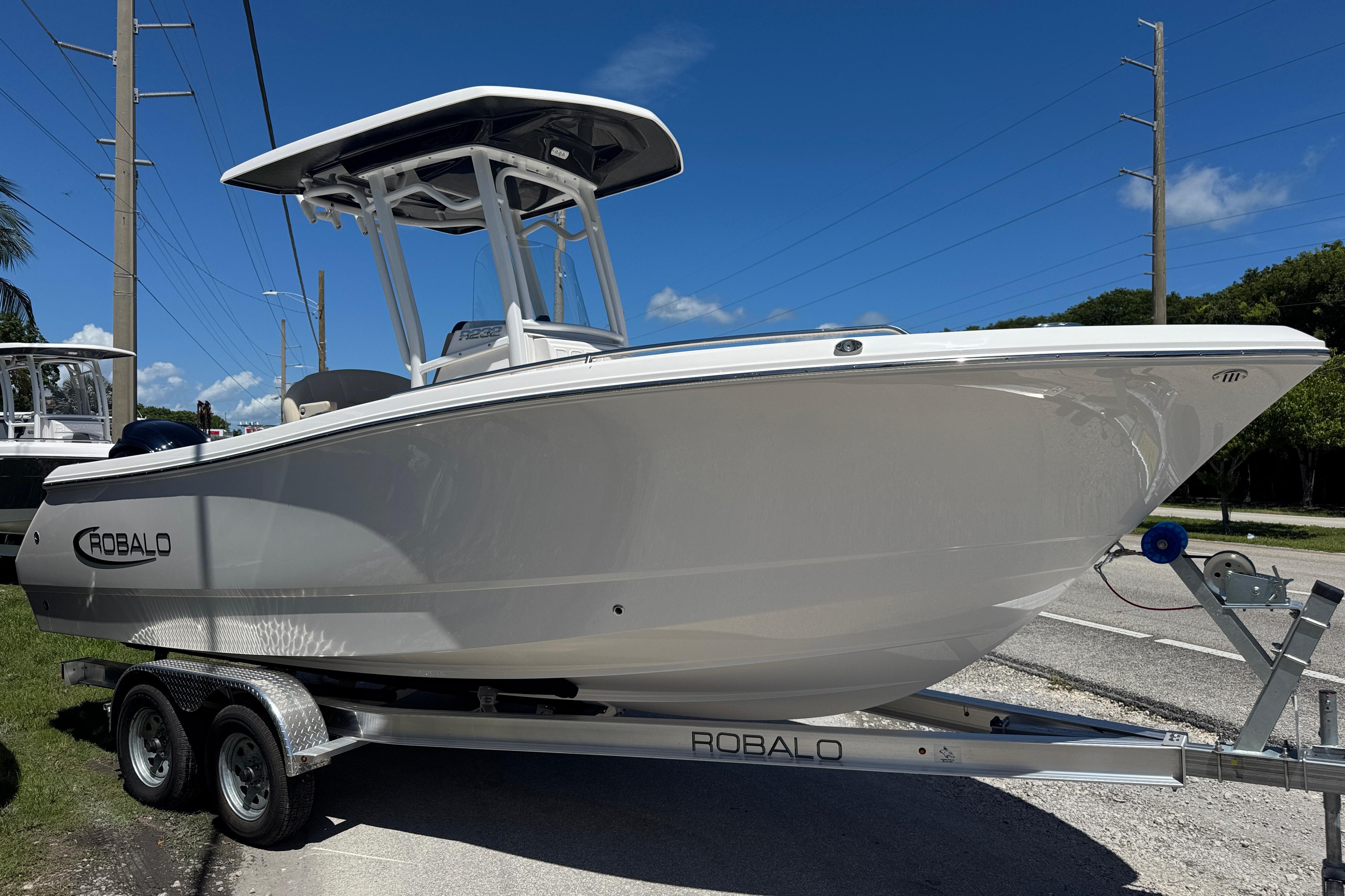 2026 Robalo R232 Explorer