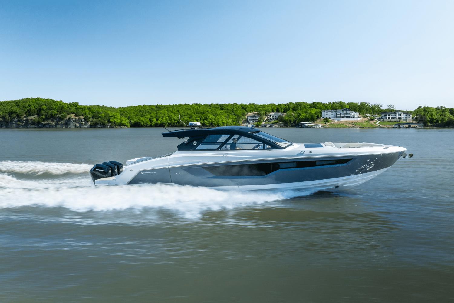 2025 Cruisers Yachts 50 GLS Outboard