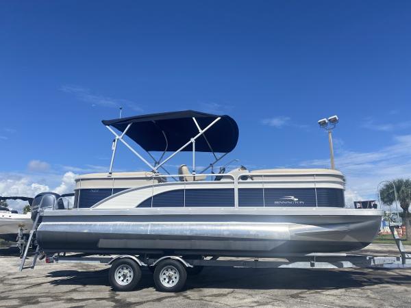2019 Bennington S22