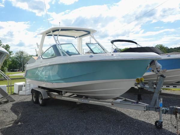 2025 Boston Whaler 240 Vantage