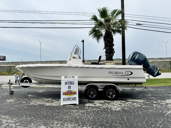 2024 Robalo 226 Cayman