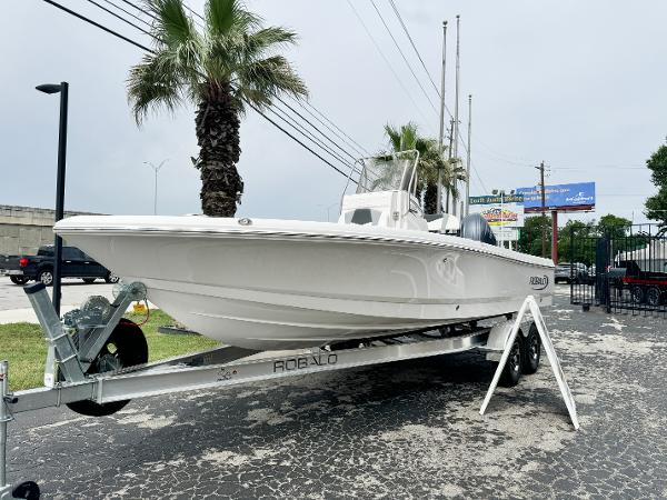 2024 Robalo 226 Cayman