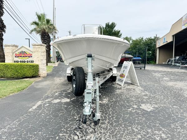 2024 Robalo 226 Cayman