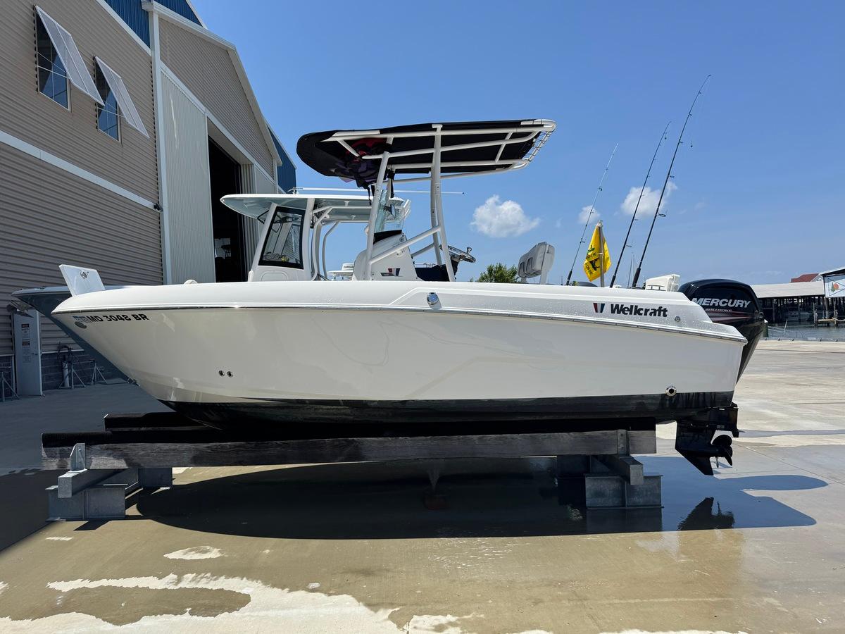 Wellcraft 182 Fisherman 2020 Wellcraft 182 Fisherman boat on display outdoors, side view.