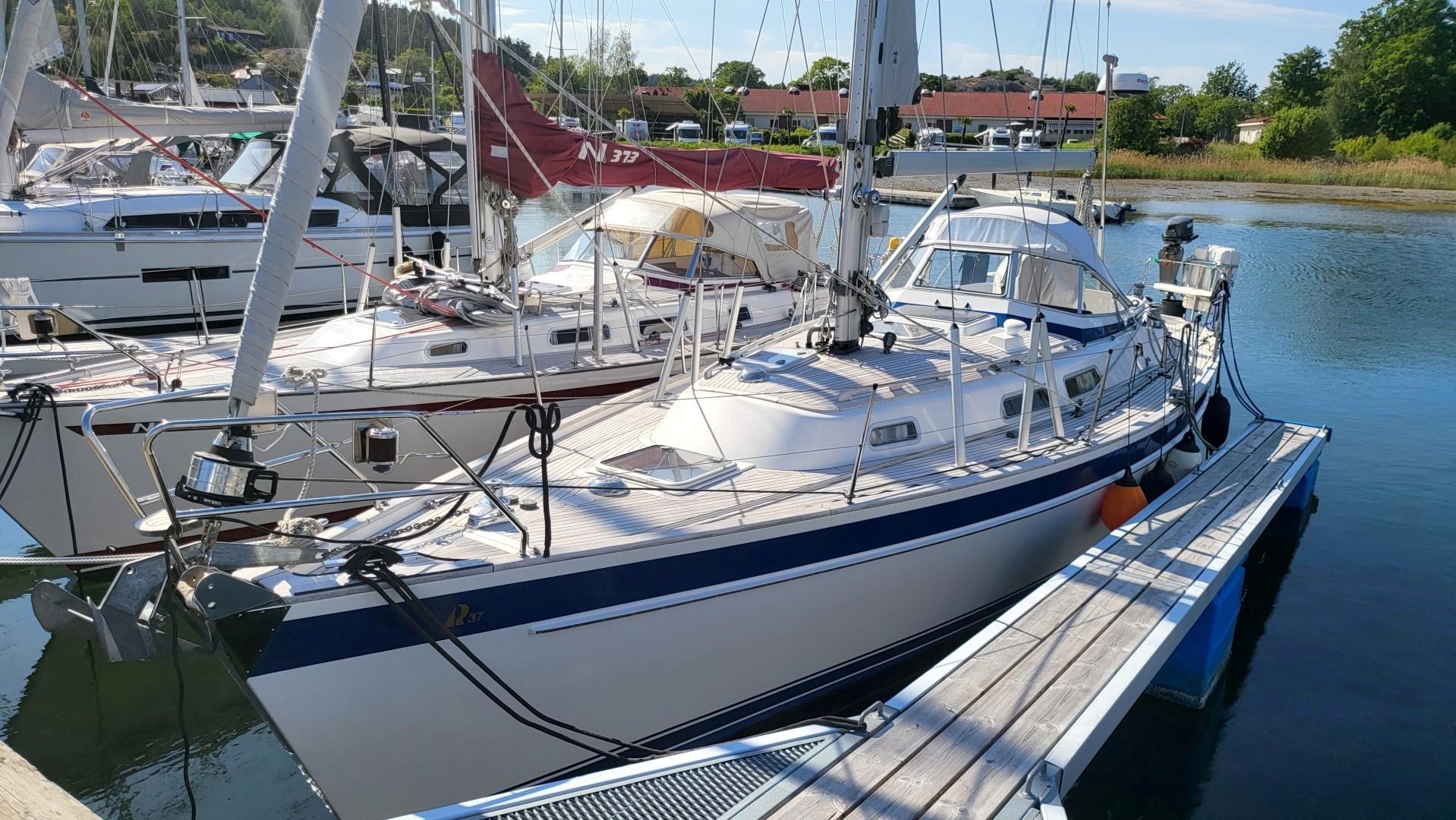 2004 Hallberg-Rassy 37