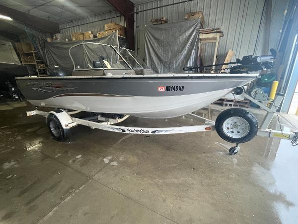 Crestliner 1700 SUPER HAWK 2004 Crestliner 1700 SUPER HAWK boat on trailer in indoor storage.