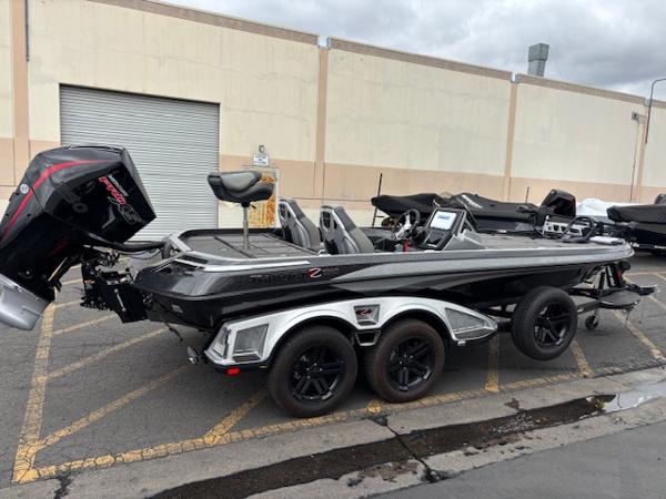 Ranger Z520R 2025 Ranger Z520R boat with trailer, parked outdoors, featuring sleek design and powerful engine.
