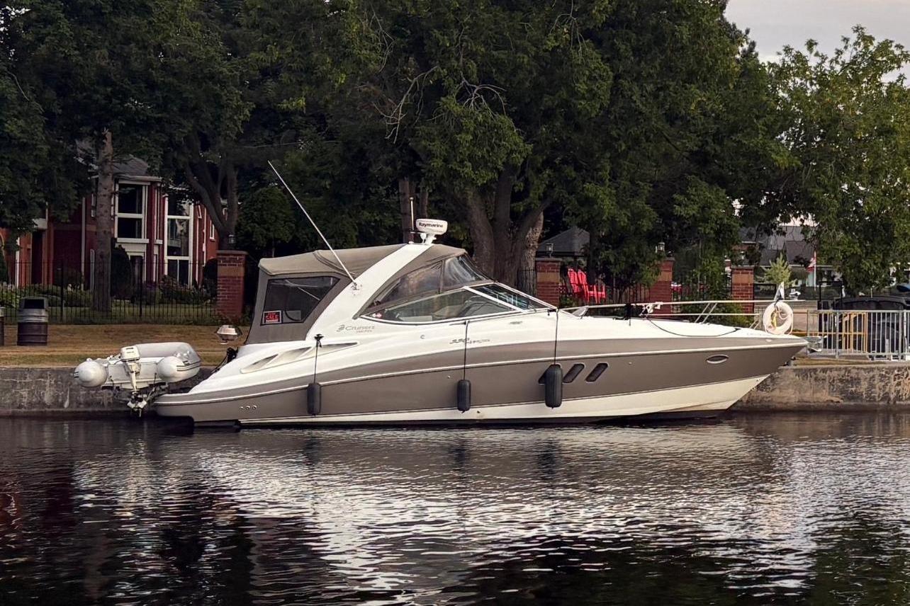2008 Cruisers Yachts 330 Express
