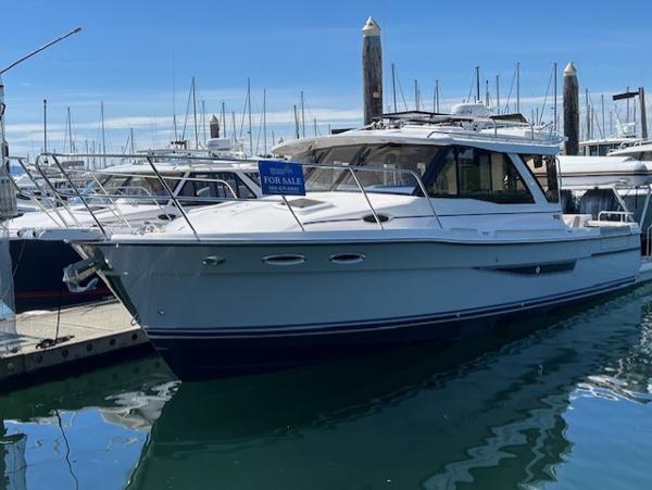 2025 Cutwater 32 Coupe