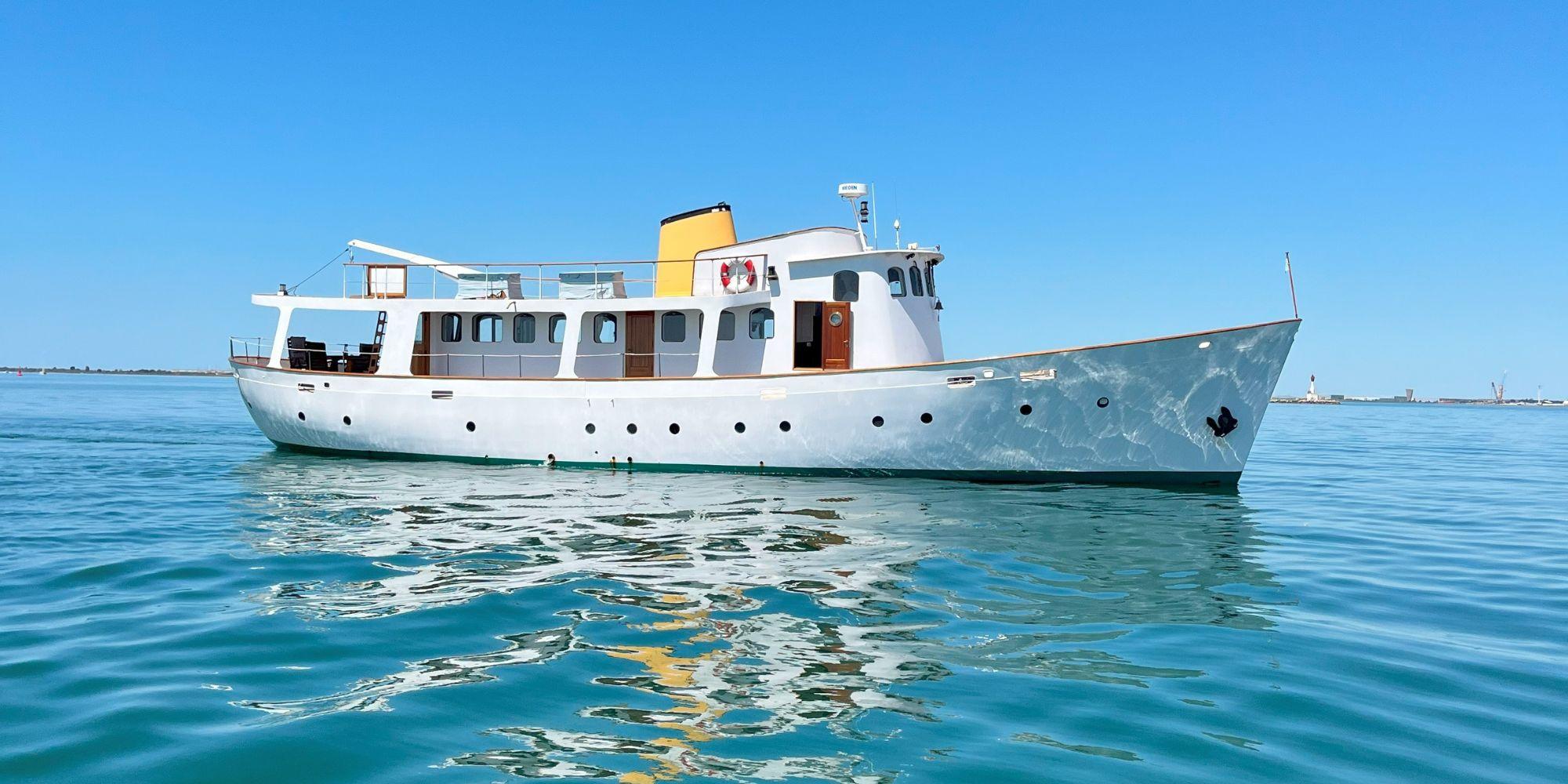 1962 G W Invader Long Range Gentleman Motor Yacht
