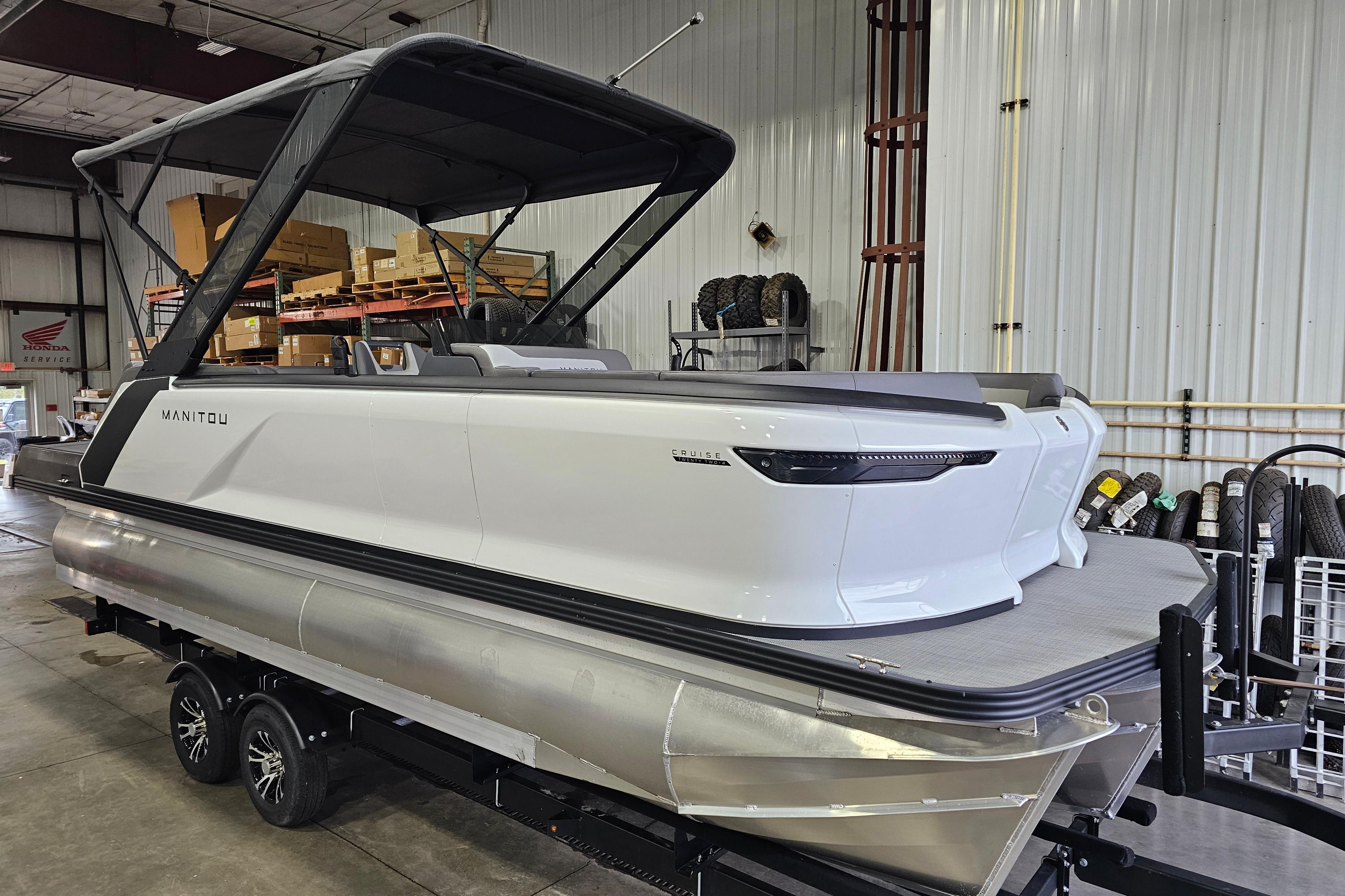 Manitou Cruise 22 Max Bench 2024 Manitou Cruise 22 Max Bench pontoon boat in a warehouse setting.