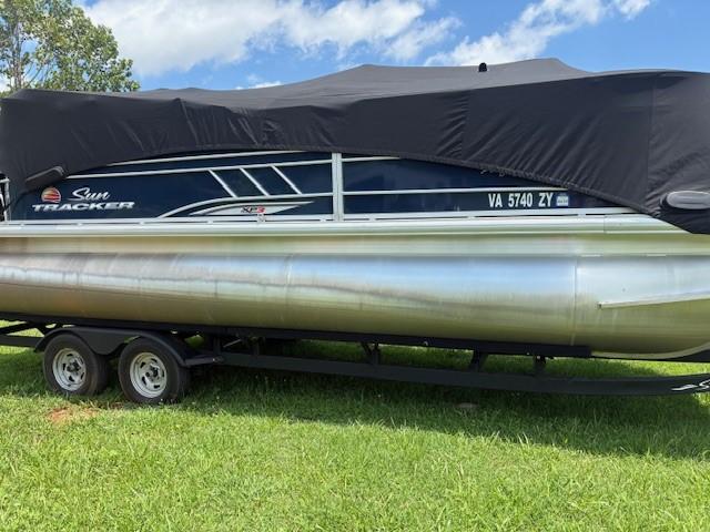 Sun Tracker Party Barge 22 XP3 2022 Sun Tracker Party Barge 22 XP3 pontoon boat with cover on grassy area.