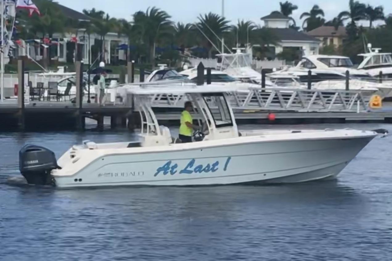 2018 Robalo R302 Center Console