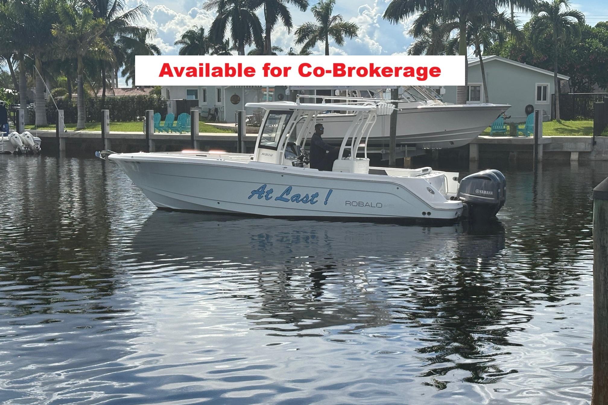 2018 Robalo R302 Center Console