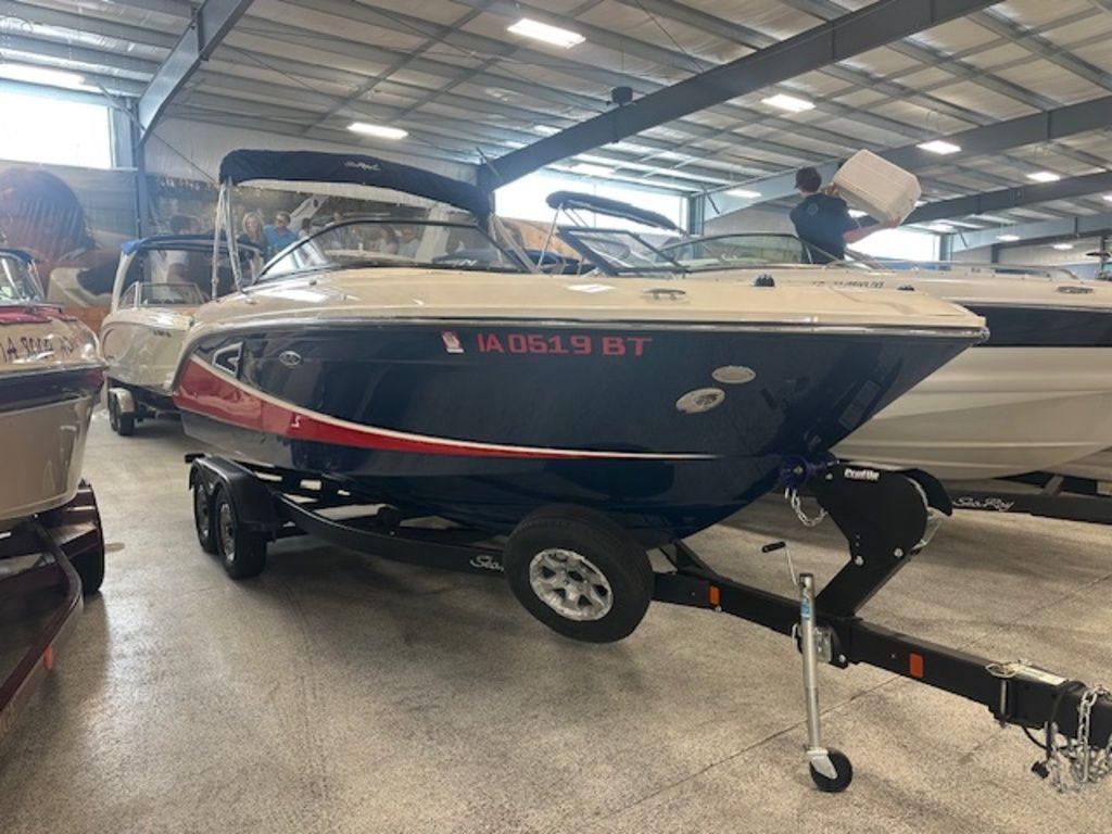 2019 Sea Ray SLX 230