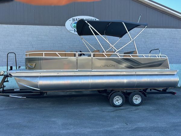 Avalon 2385 Venture 85 Versatile Rear Bench 2025 Avalon 2385 Venture pontoon boat with versatile rear bench on trailer.