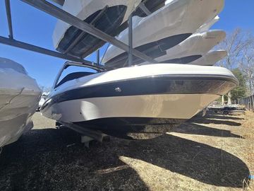 2025 Hurricane SunDeck 2690 OB