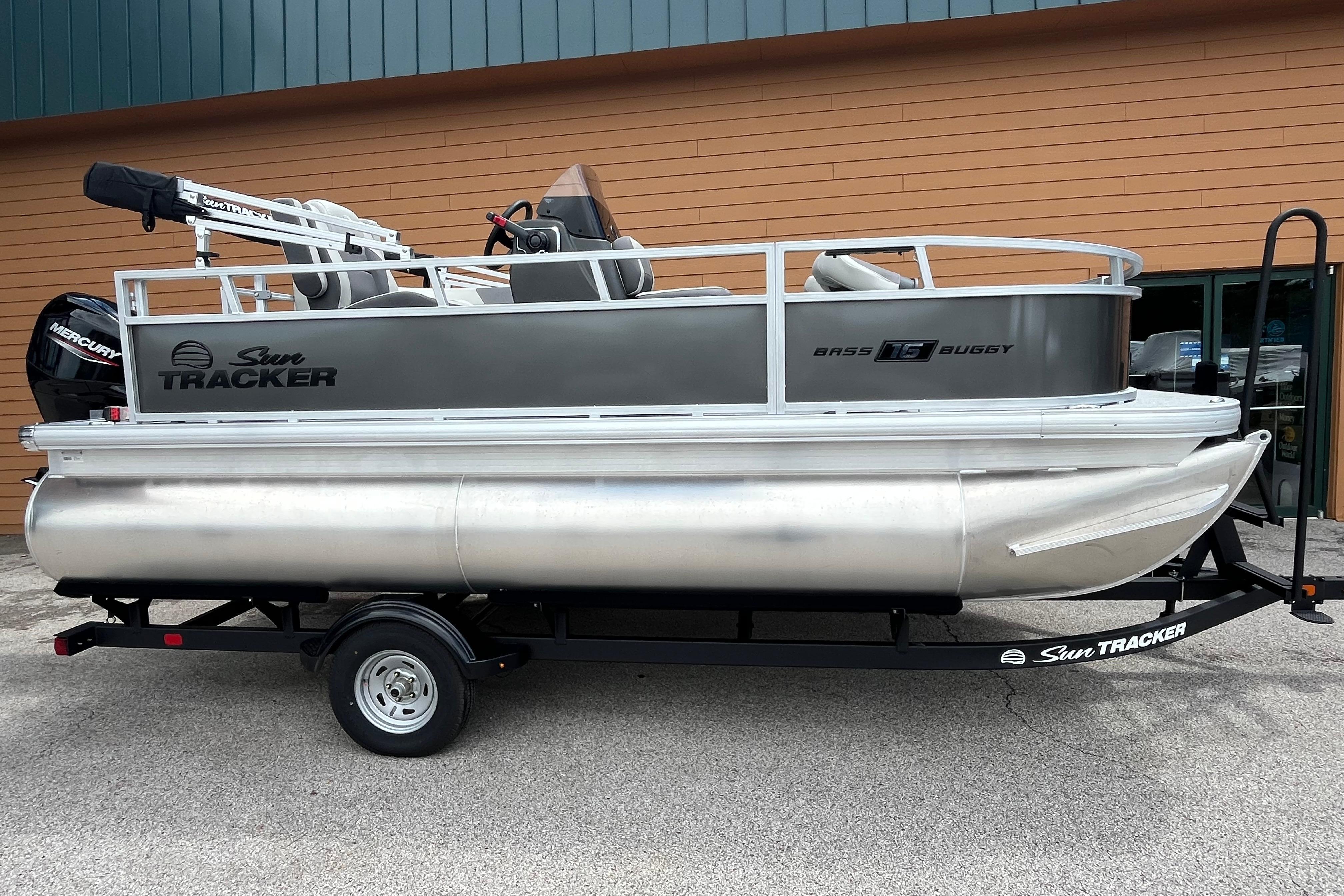 Sun Tracker Bass Buggy 16 XL Select 2026 Sun Tracker Bass Buggy 16 XL Select pontoon boat on trailer, side view.