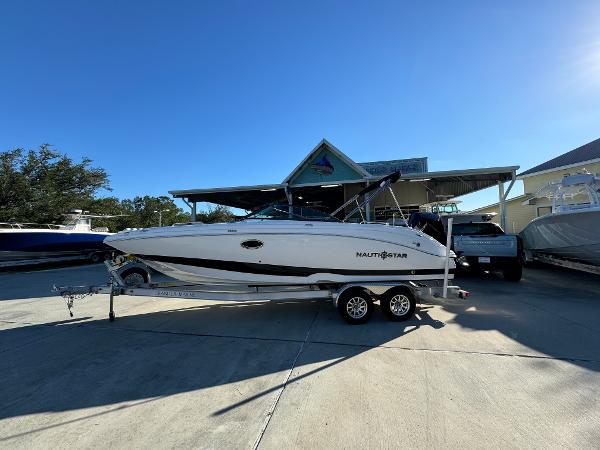 2025 NauticStar 243 DC Deck