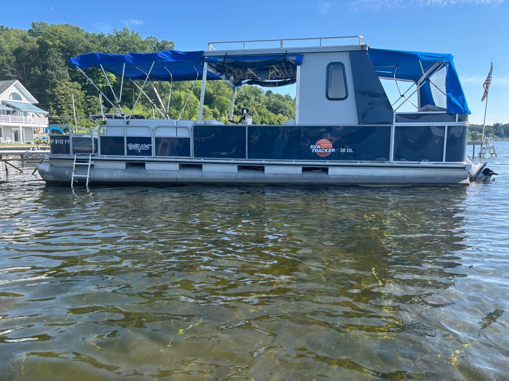 1991 Sun Tracker 30 Party Hut
