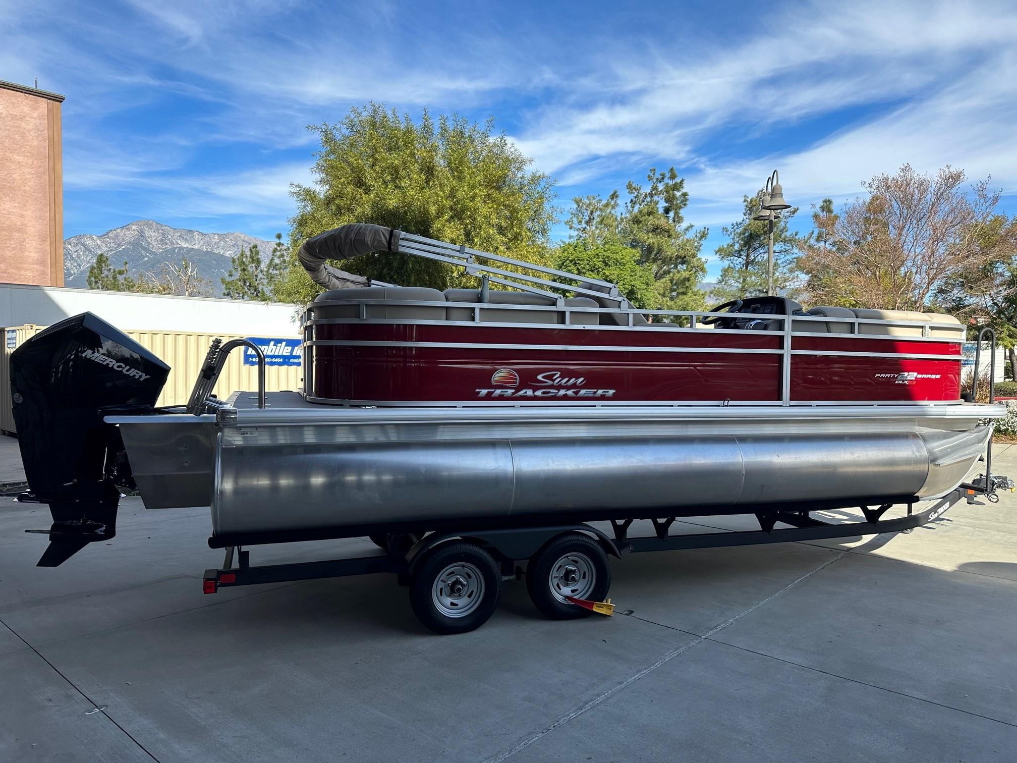 2025 Sun Tracker Party Barge 22 XP3