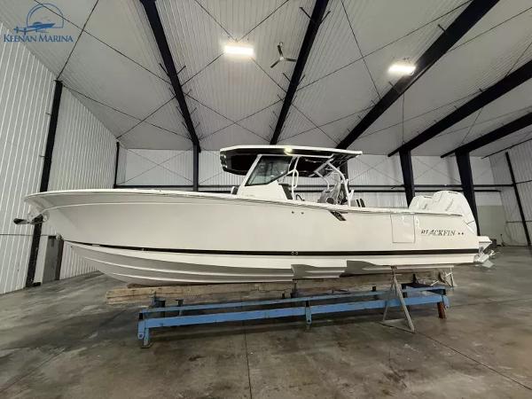Blackfin 332 CC 2025 Blackfin 332 CC boat in a spacious indoor marina setting.