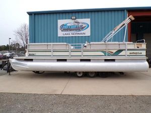Crest Crest II DL 2000 Crest II DL pontoon boat at Foothills Marine, Lake Norman.
