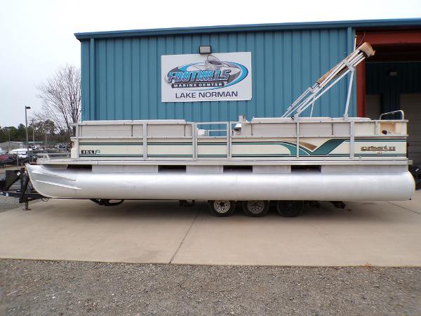 Crest Crest II DL 2000 Crest II DL pontoon boat at Foothills Marine, Lake Norman.