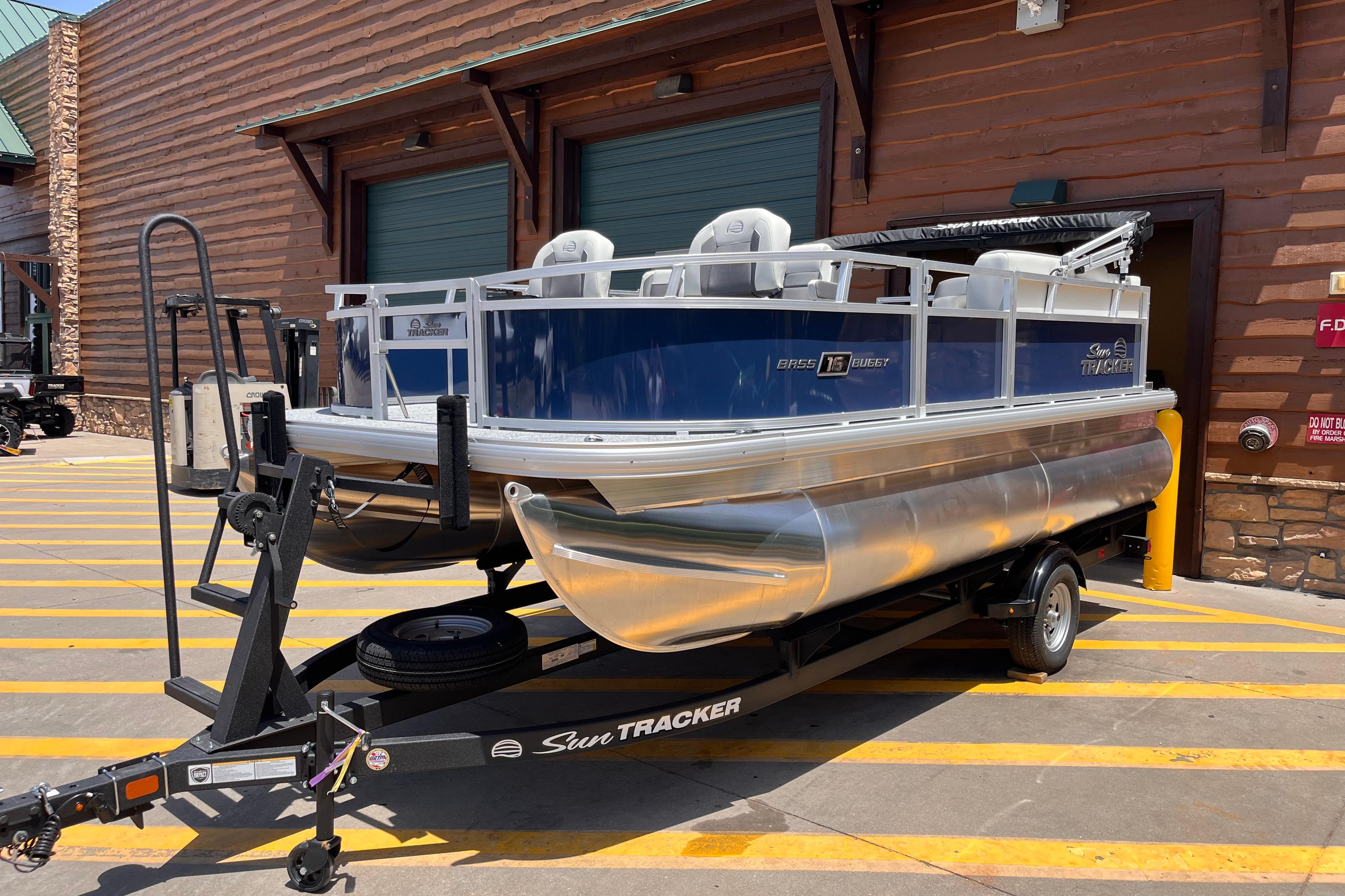 2026 Sun Tracker Party Barge 16 DLX