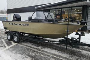 Tracker Targa V-18 Combo 2026 Tracker Targa V-18 Combo boat on trailer in snowy setting.