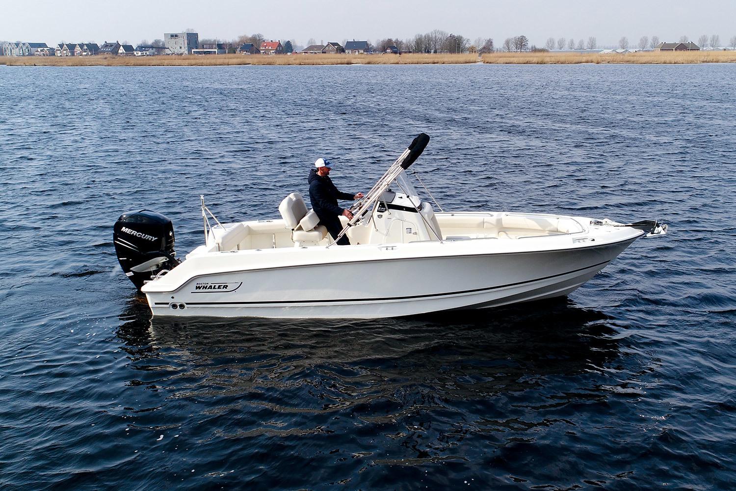 2025 Boston Whaler 230 Outrage