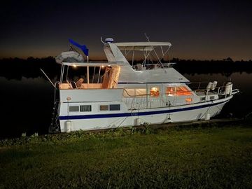 1985 Marine Trader 40 LaBelle Sun Deck