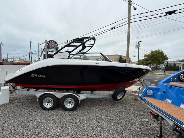 Yamaha Boats 222SE 2025 Yamaha Boats 222SE on trailer, black and white design, parked outdoors.