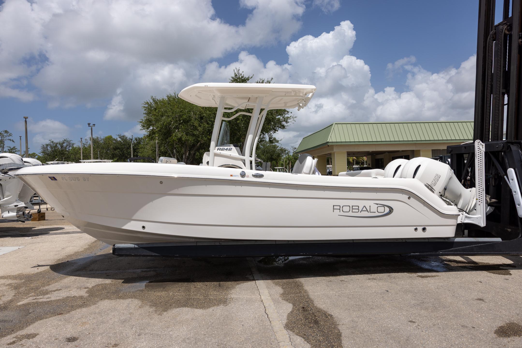 Robalo R242 Center Console 2021 Robalo R242 Center Console boat on display under a clear blue sky.