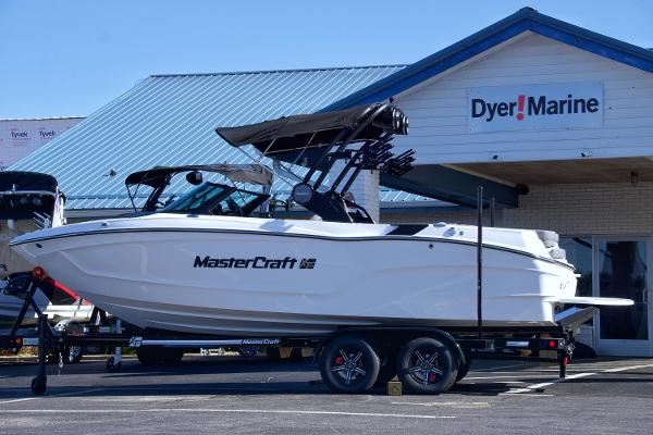 MasterCraft XT22T 2024 MasterCraft XT22T boat displayed at Dyer Marine dealership.