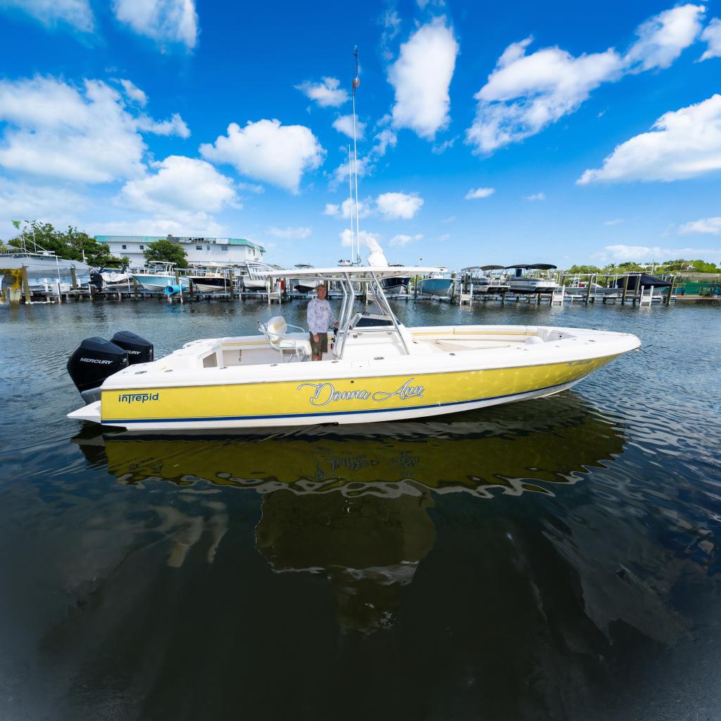 2009 Intrepid 323 CC