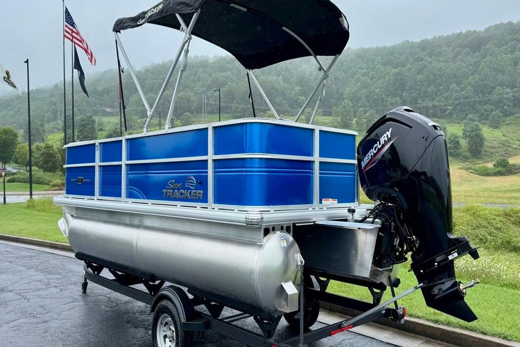 2026 Sun Tracker Party Barge 18 DLX