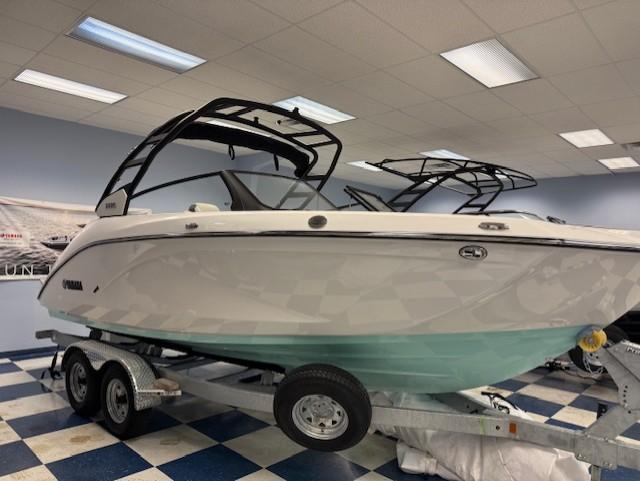 Yamaha Boats 222S 2025 Yamaha Boats 222S on display in showroom, featuring sleek design and modern features.