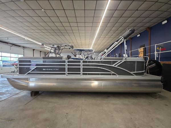 Bennington 22 SVSR SPS 2024 Bennington 22 SVSR SPS pontoon boat in a showroom setting.