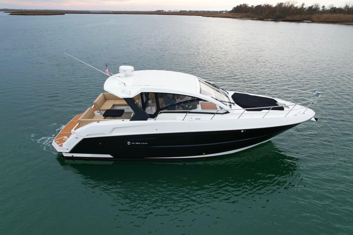 2016 Cruisers Yachts 39 Express Coupe