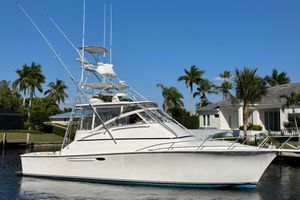 Ocean Yachts 40 Open 1999 Ocean Yachts 40 Open boat docked near palm trees and waterfront homes.