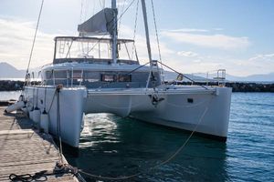Lagoon 450 F 2018 Lagoon 450F catamaran docked at a marina under clear skies.